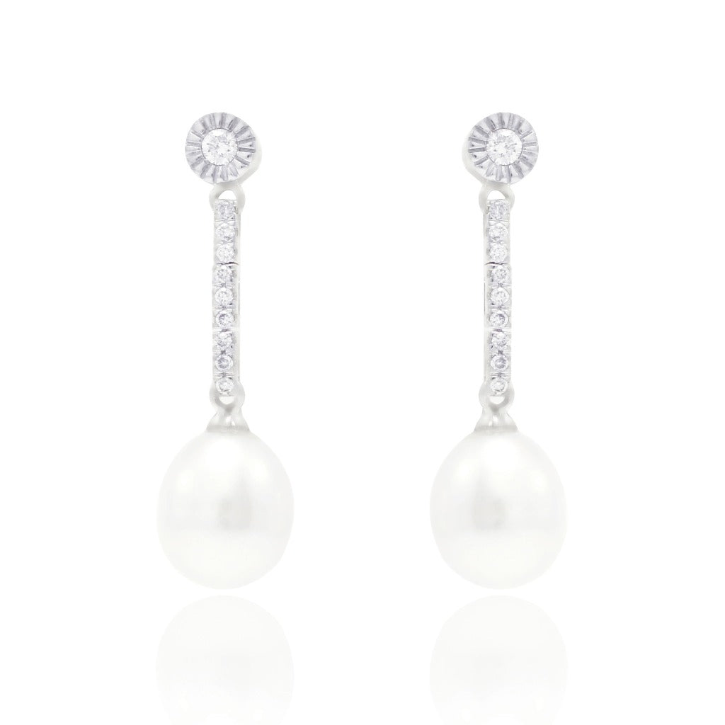 Pendientes de novia largos de perla cultivada, oro blanco de 18 quilates y 20 diamantes talla brillante. Pendientes de novia. Joyería Pamplona.