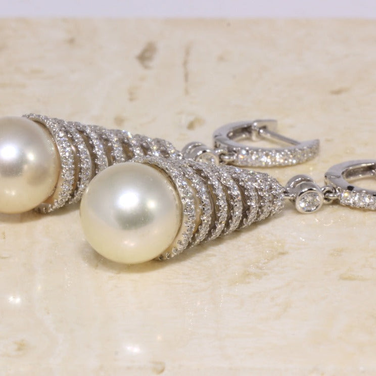 Pendientes de oro blanco de 18 quilates en forma de cono con diamantes talla brillante Terminados en dos perlas cultivadas.