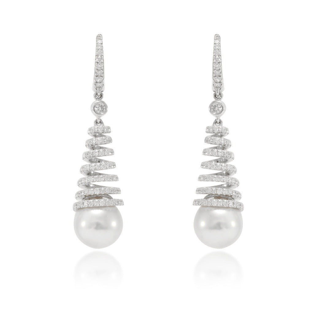 Pendientes de novia oro blanco de 18 quilates en forma de cono con diamantes y perlas cultivadas