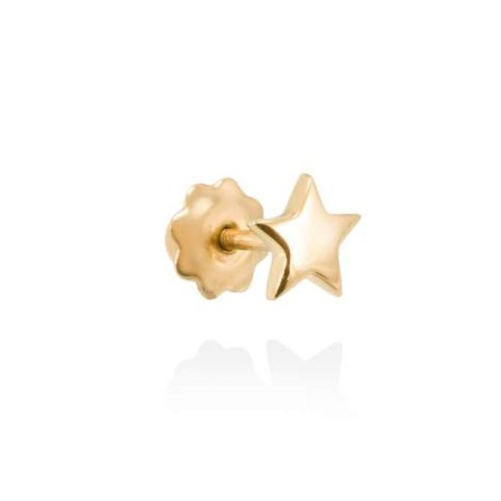 Piercing de oro amarillo de primera ley de 18 quilates con forma de estrella para oreja. Mide 0,5 cm. Colección de Marina García. 