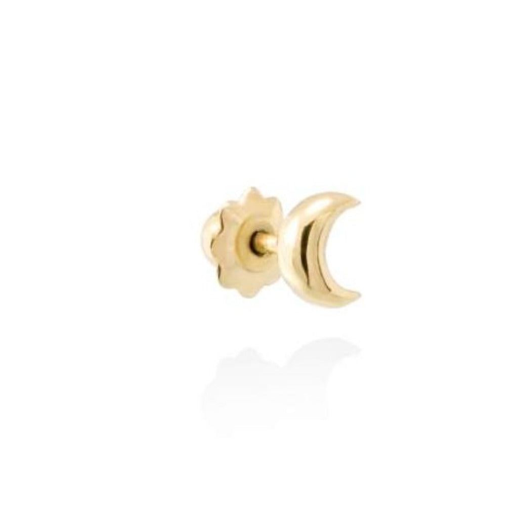 Piercing de oro amarillo de primera ley de 18 quilates con forma de luna para oreja. Mide 0,5 cm. Colección de Marina García. Pamplona