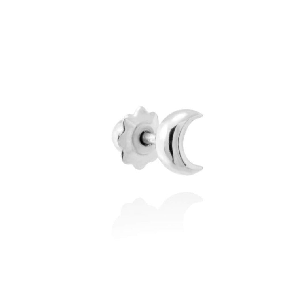 Piercing de oro blanco de primera ley de 18 quilates con forma de luna para oreja. Mide 0,5 cm. Colección de Marina García. Pamplona