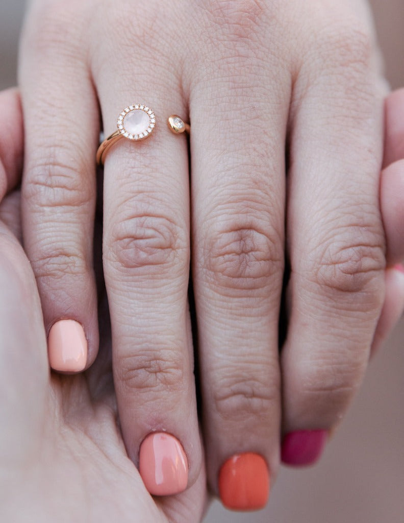 Sortija en oro rosa de 18 quilates abierta con un cuarzo rosa y diamantes. Joyería Pamplona.